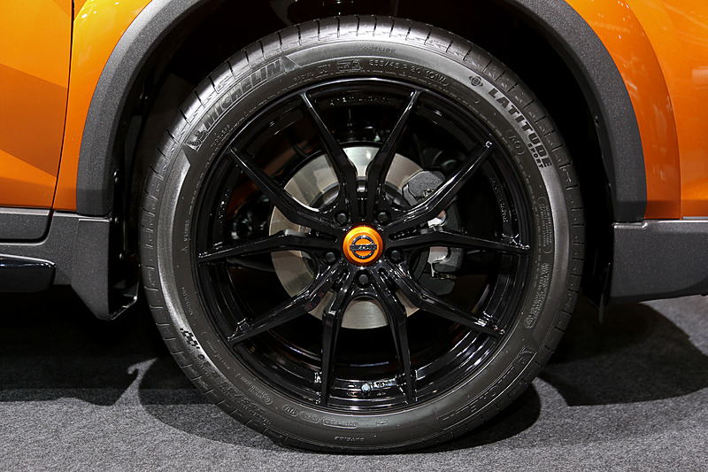 プレミアムコロナオレンジを基調にグラデーションを施したボディグラフィックが特徴的な「エクストレイル Grand Touring Concept」（参考出品）。こちらもオーバーフェンダーを装着し、ブラックカラーの20インチホイール（タイヤはミシュラン「LATITUDE Sport」でサイズは255/45 R20）