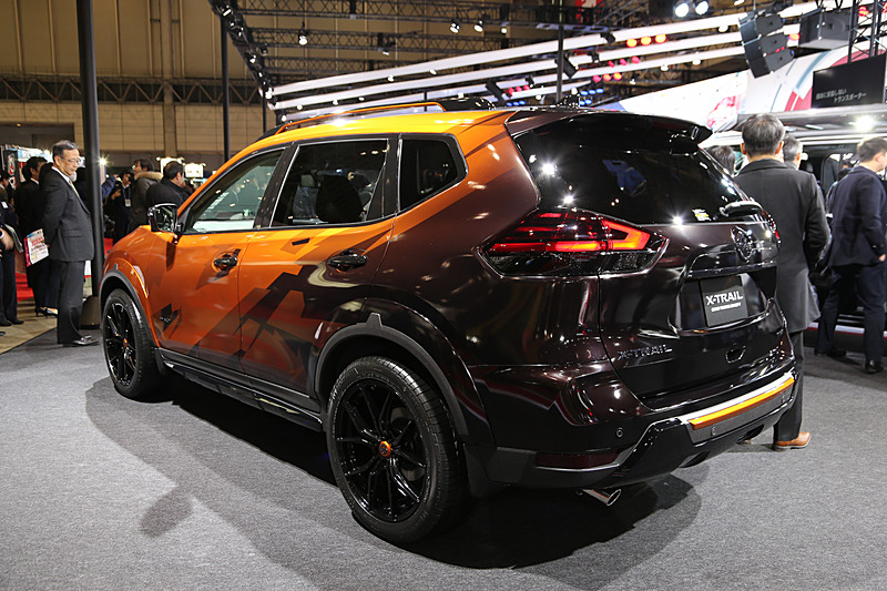 プレミアムコロナオレンジを基調にグラデーションを施したボディグラフィックが特徴的な「エクストレイル Grand Touring Concept」（参考出品）。こちらもオーバーフェンダーを装着し、ブラックカラーの20インチホイール（タイヤはミシュラン「LATITUDE Sport」でサイズは255/45 R20）