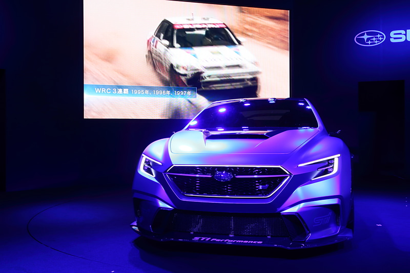 スバル/STIが挑んできたモータースポーツの軌跡をスクリーンで紹介した