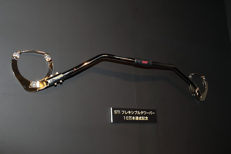 「STIフレキシブルタワーバー」の10万本達成を記念して製作されたゴールドバージョン