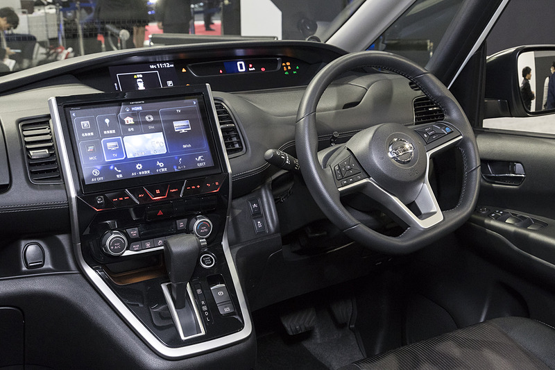 車種別専用モデルとすることで10V型モニターの装着を実現