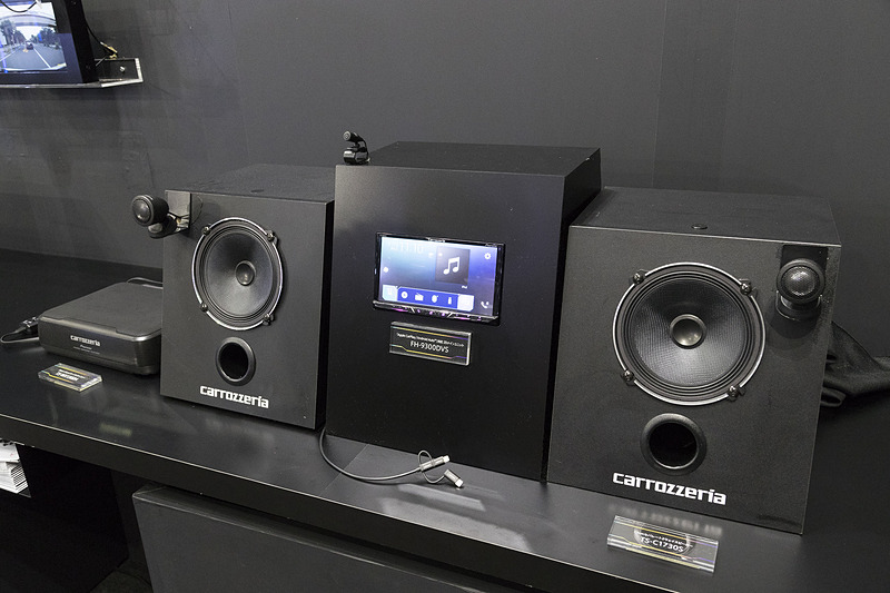 7V型モニターを採用したメインユニット「FH-9300DVS」も