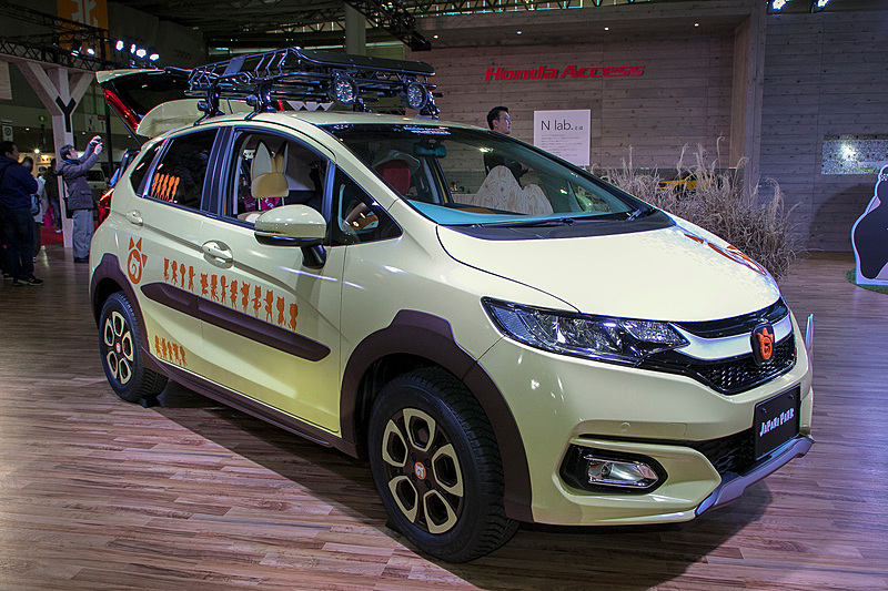 ベース車はフィットHYBRID・F。装着パーツはホンダアクセス製の純正アクセサリー「CROSS STYLE」だ