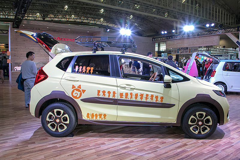 ベース車はフィットHYBRID・F。装着パーツはホンダアクセス製の純正アクセサリー「CROSS STYLE」だ