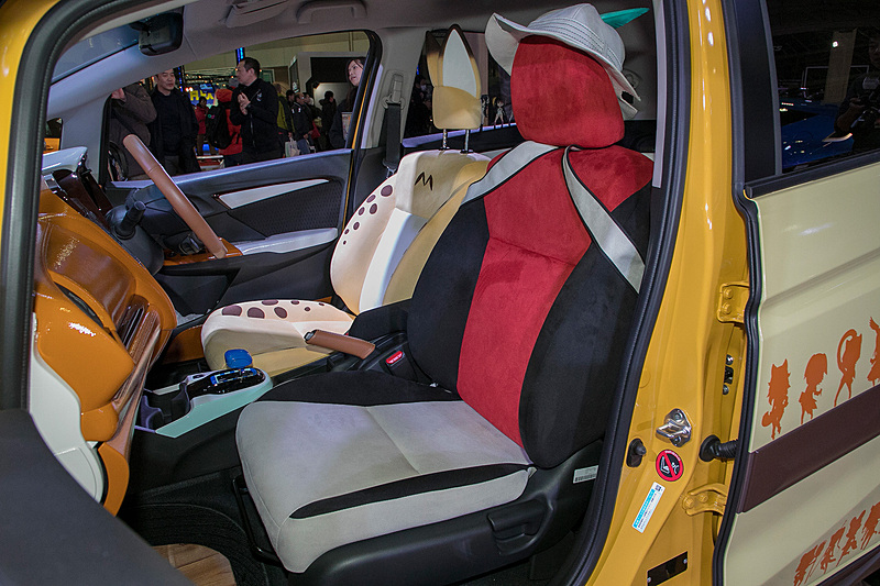 インテリアもけものフレンズ仕様。運転席はサーバルをイメージ。助手席はかばんちゃんをイメージしている