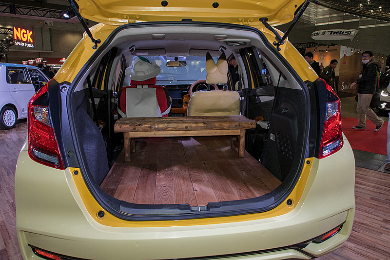 リアシートがなく板張りの床に丸木で組んだテーブルを載せている。ここはショーモデルとしての作り。装着アイテムは市販されていない