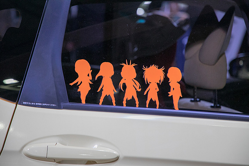 アニメのオープニング映像では本編に登場していないキャラクターがシルエットで映っていた。それをイメージしてボディに貼られているキャラクターはシルエットにしたとのこと。ただ、ウィンドウの部分は実は裏側から見るとちゃんとキャラクターが描かれれているという遊び心も取り入れた