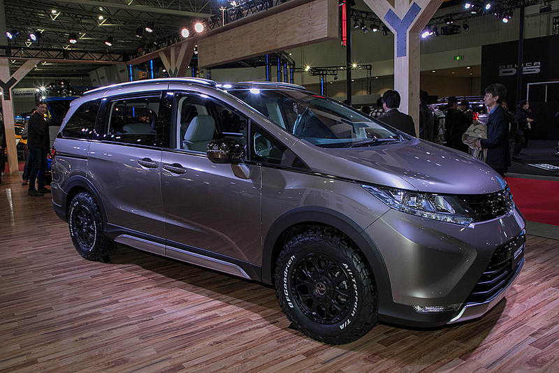 オデッセイ ハイブリッド アブソルートをベースにした「オデッセイ クロスクルーザー」。フロントバンパー、フェンダーやサイドのガーニッシュ、そしてルーフレールなどが追加されている