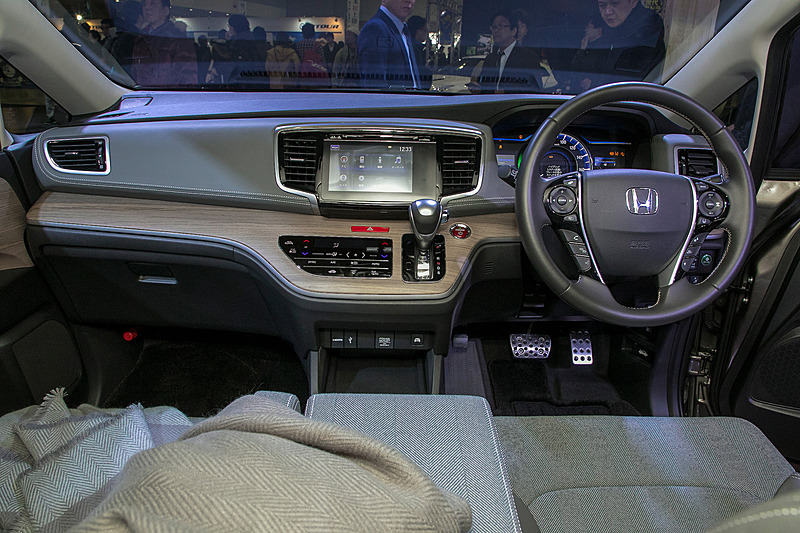 「オデッセイ クロスクルーザー」のインテリア。インパネは木目長のパネルをあしらうが、色目が明るいのが特徴。また、手触りも本物の木のような感じに仕上げている