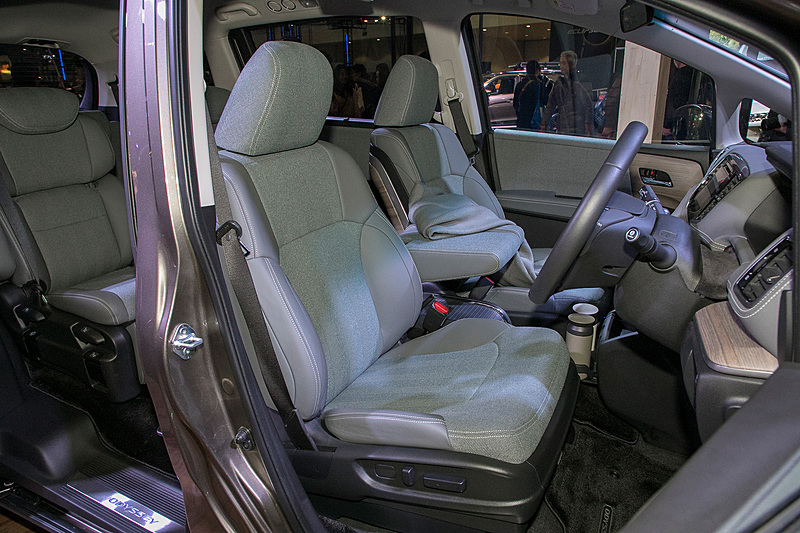 シートの表皮はツイード調のファブリック。コートやジャケットなどで見かけるが、クルマの内装に使われるのは珍しい