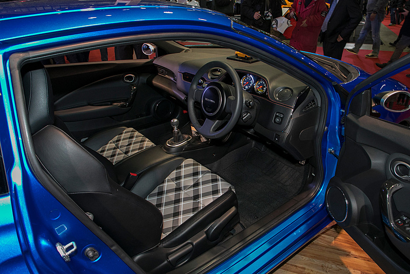 メーターはクルマのイメージに合わせるためアメリカのオートメーターを使っている。シートの生地はホンダモンキーのシート表皮と同じ素材を使う