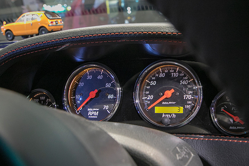 メーターはクルマのイメージに合わせるためアメリカのオートメーターを使っている。シートの生地はホンダモンキーのシート表皮と同じ素材を使う