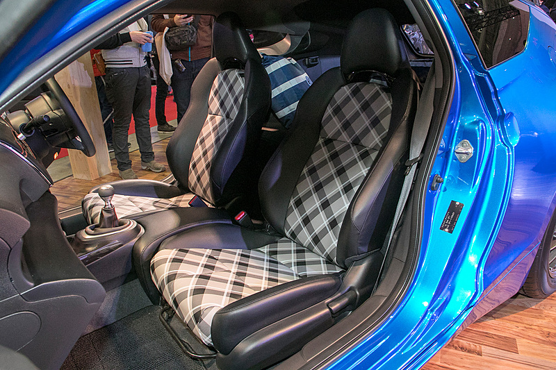 メーターはクルマのイメージに合わせるためアメリカのオートメーターを使っている。シートの生地はホンダモンキーのシート表皮と同じ素材を使う