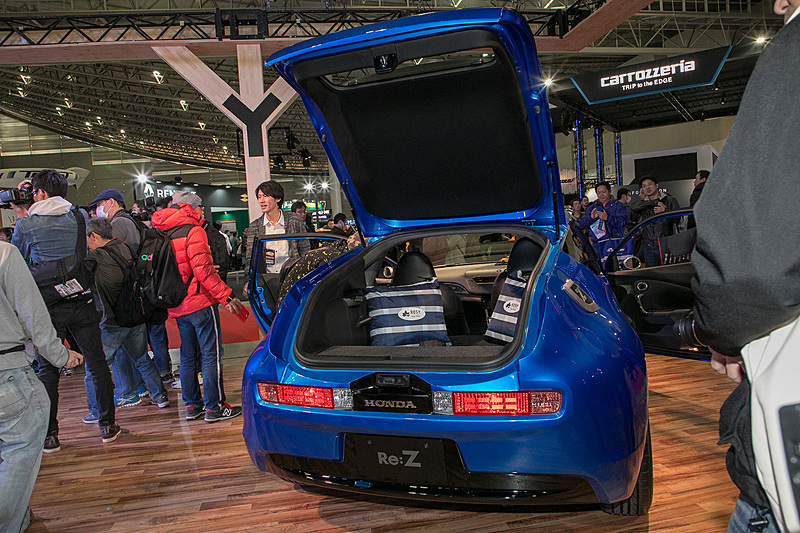 リアゲートは長いので開けるとかなり大きく開く。ガラスハッチ部のみの開閉も可能