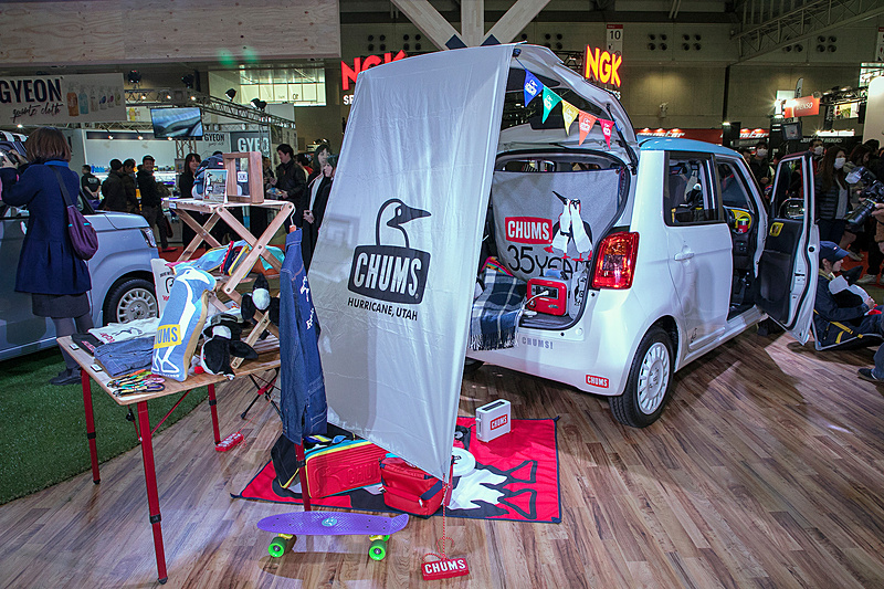 このクルマはアウトドアブランドの「CHUMS（チャムス）」とのコラボレーションモデル。女の子4人でも気軽にアウトドア遊びの出かけたくなるようなイメージで製作。ベースはN-ONE G特別仕様 SSブラウンスタイルパッケージ