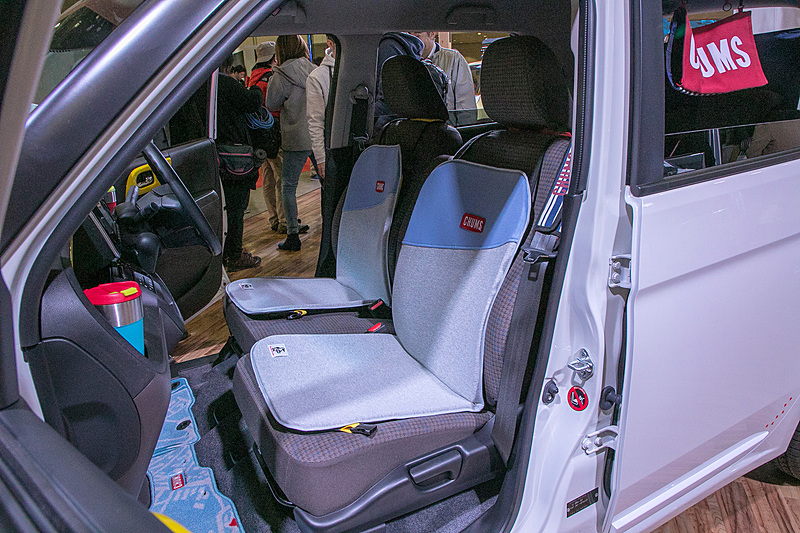 CHUMSコラボモデルのインテリア。シートカバー簡単に取り外しができて、アウトドアでは座椅子になる