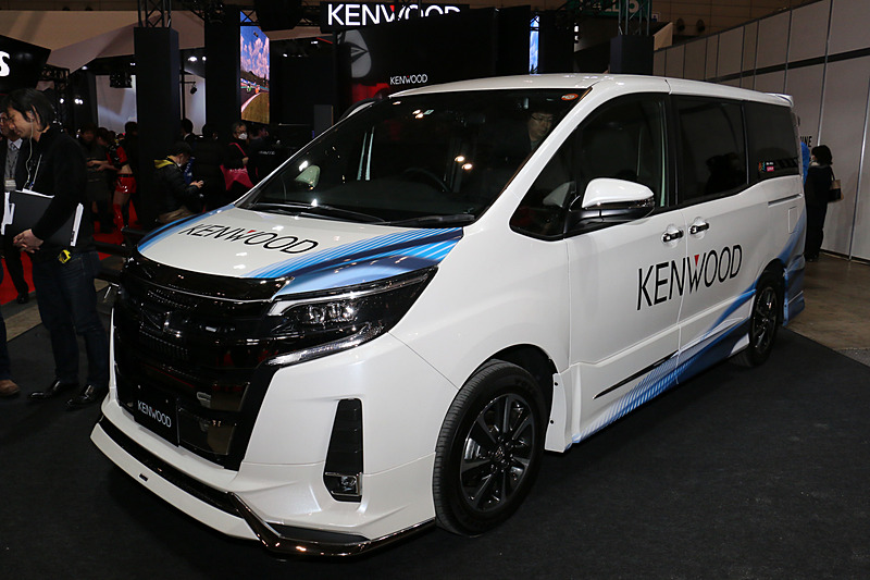 ケンウッドブースに置かれた、2月中旬以降に発売を予定する新製品3種類を搭載し、車内で実際に操作できるデモカー