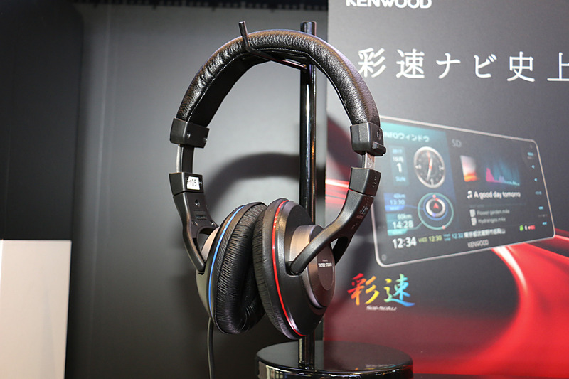 “彩速ナビ”では音楽機能も充実させていることをアピールするため、単体展示コーナーではハイレゾ対応のスピーカーやヘッドホンを用意