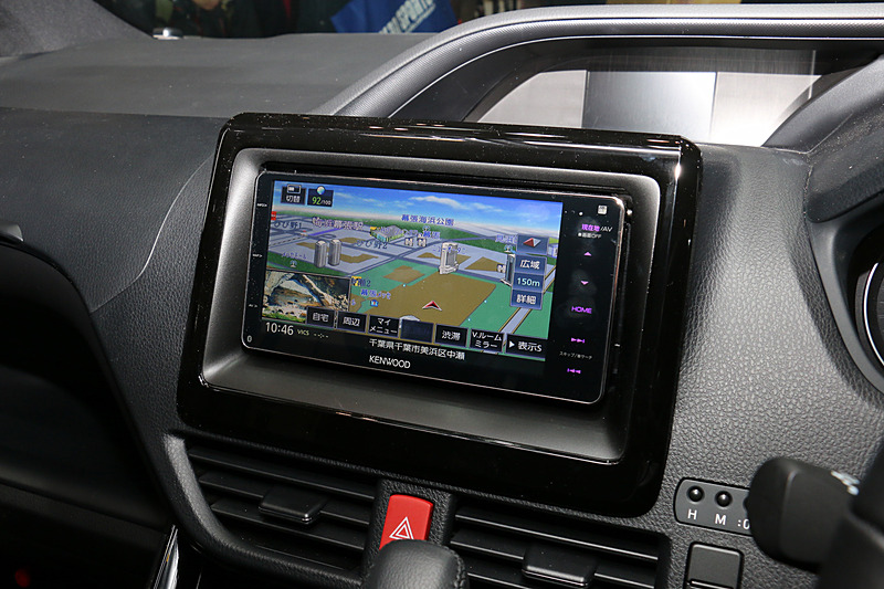 デモカーのセンターコンソールに「MDV-Z905W」を設置。スマホライクな軽快な操作感や実際に車内で聞こえてくるサウンドを体感でき、ナビオプションとして2月下旬発売予定となっている9V型WVGAリアモニター「LZ-900」（オープンプライス）もチェック可能