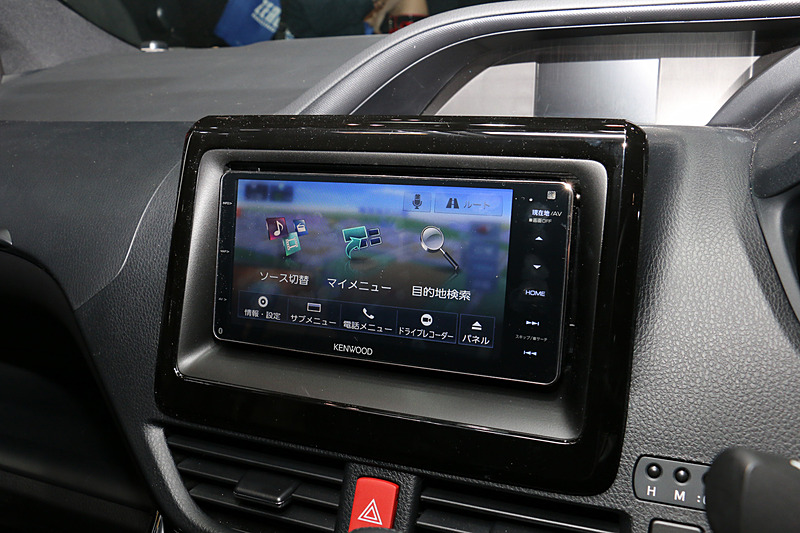 デモカーのセンターコンソールに「MDV-Z905W」を設置。スマホライクな軽快な操作感や実際に車内で聞こえてくるサウンドを体感でき、ナビオプションとして2月下旬発売予定となっている9V型WVGAリアモニター「LZ-900」（オープンプライス）もチェック可能