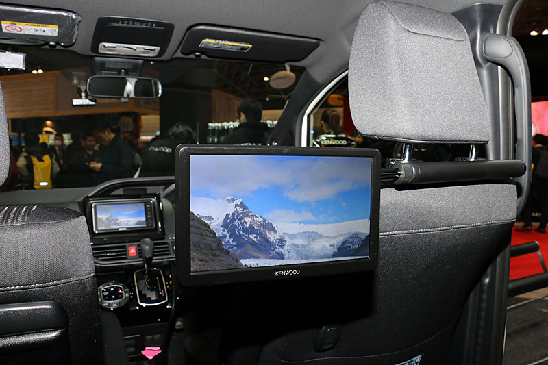 デモカーのセンターコンソールに「MDV-Z905W」を設置。スマホライクな軽快な操作感や実際に車内で聞こえてくるサウンドを体感でき、ナビオプションとして2月下旬発売予定となっている9V型WVGAリアモニター「LZ-900」（オープンプライス）もチェック可能