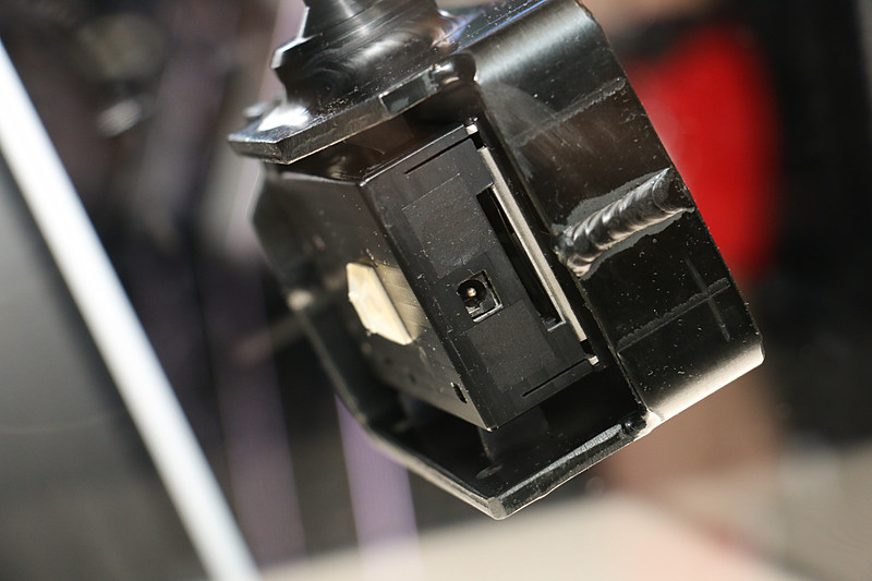 SUPER GTのGT500クラスのマシンに搭載され、車載映像の撮影に使われている専用カメラ。TV放送でも使われる高精細な映像を記録する一方、レースマシンが発生する強烈な前後左右のG、高温多湿な環境などに対応する