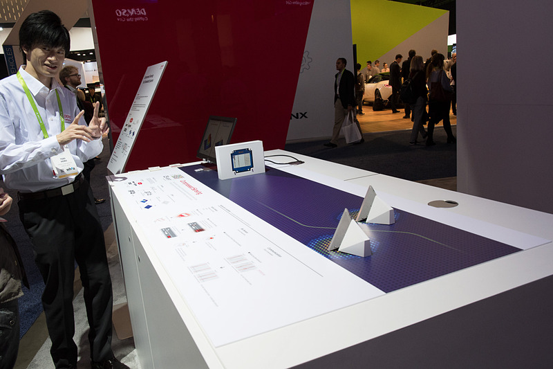 デンソーブースにある「CS-SIGHT」の展示。右に見える2つの物体認識を行なっている。