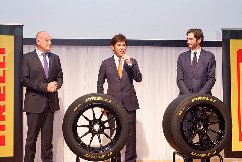 ピレリジャパン株式会社 代表取締役 CEO ディミトリオス・パパダコス氏（左）と、ピレリ モータースポーツ ビジネスデベロップメント マネージャーの五木田健氏（中央）