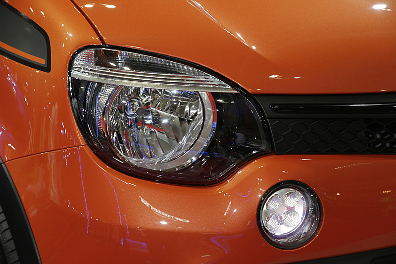 フロントバンパーに配されたスポーティなフォグランプはLED仕様