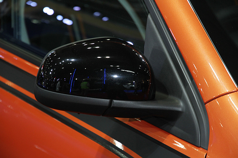 ドアミラーを高輝度ブラック塗装
