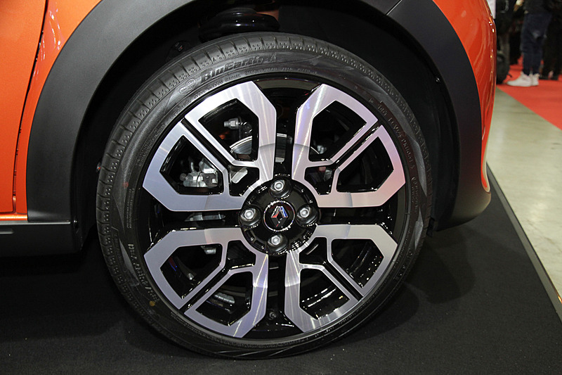 足下をぐっと引き締めるデザインの17インチアロイホイールには切削仕上げが施された。タイヤサイズはフロントが185/45 R17、リアが205/40 R17