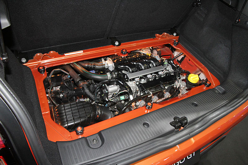 RRレイアウトとなる最高出力109PS/170Nmの0.9リッター直列3気筒ターボエンジン「H4B」型は、ラゲッジルームの下に搭載される