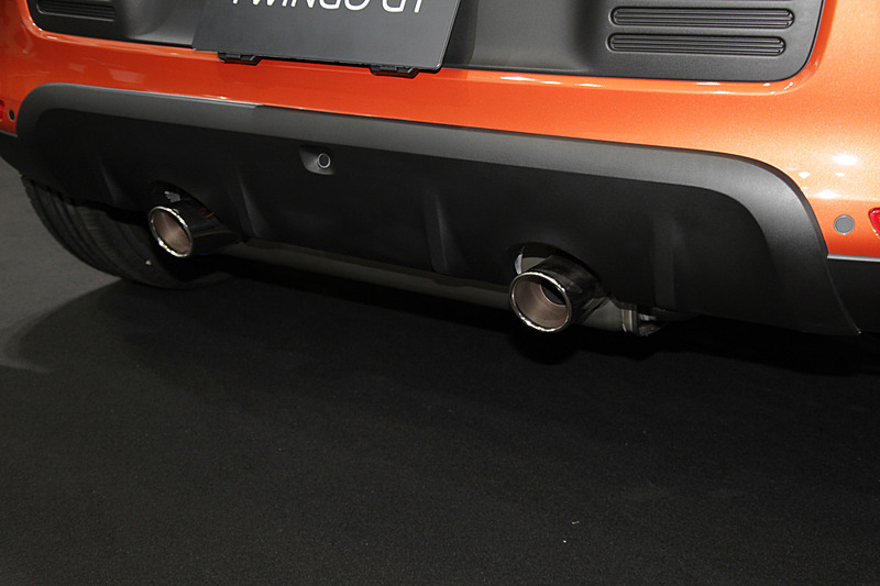 RRレイアウトとなる最高出力109PS/170Nmの0.9リッター直列3気筒ターボエンジン「H4B」型は、ラゲッジルームの下に搭載される