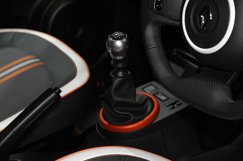 5速MT（写真）のほか、デュアルクラッチトランスミッションの6速EDCの組み合わせも用意