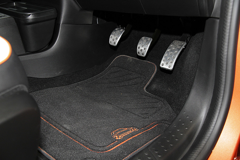 5速MT（写真）のほか、デュアルクラッチトランスミッションの6速EDCの組み合わせも用意