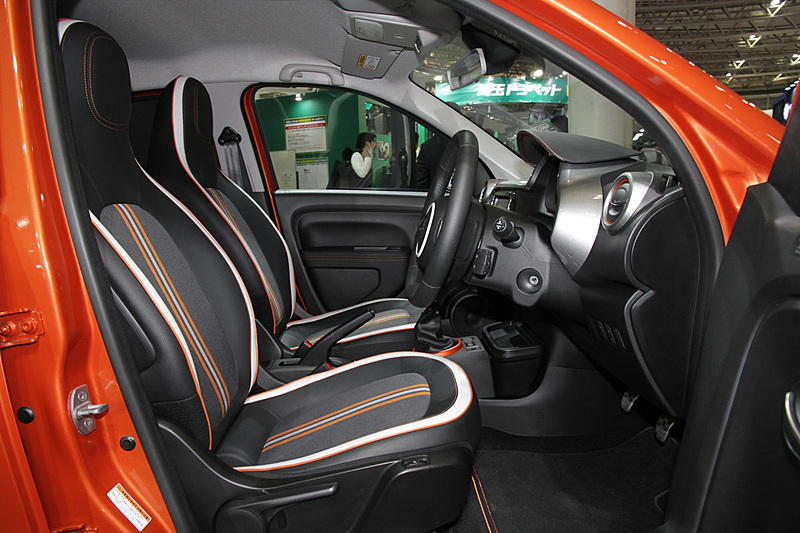 オレンジのパイピングでお洒落にデザインされたヘッドレスト一体型シートを採用