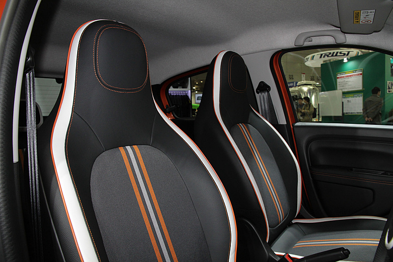 オレンジのパイピングでお洒落にデザインされたヘッドレスト一体型シートを採用