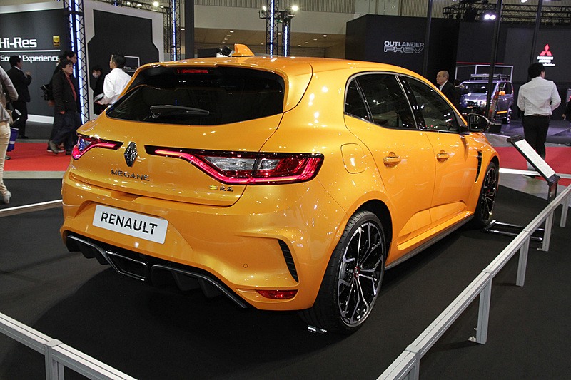 サイドにはブラックブレードのサイドスポイラーを装着