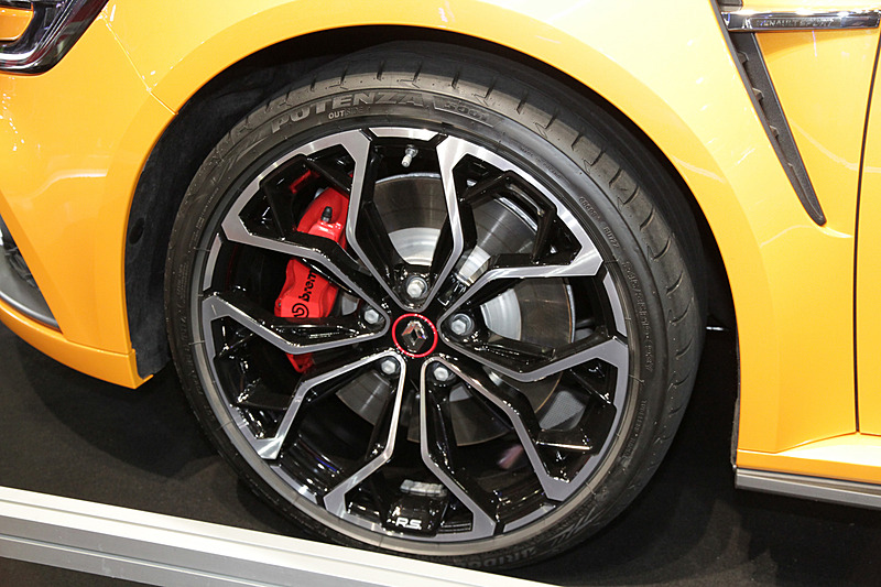 フロントのホイールハウス後方に、機能美の演出も兼ね備えたエアアウトレットを設定。最高出力205kW（280PS）、最大トルク390Nmを発生する直列4気筒 1.8リッター直噴ターボエンジンを搭載