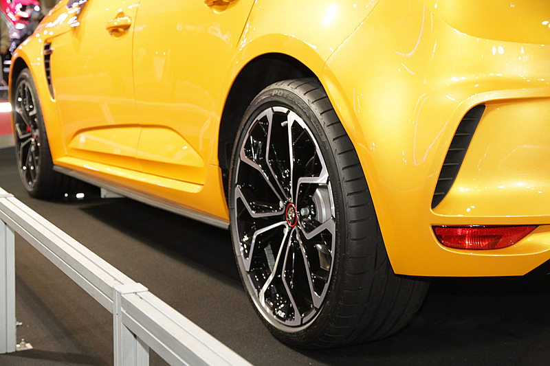 フロントのホイールハウス後方に、機能美の演出も兼ね備えたエアアウトレットを設定。最高出力205kW（280PS）、最大トルク390Nmを発生する直列4気筒 1.8リッター直噴ターボエンジンを搭載