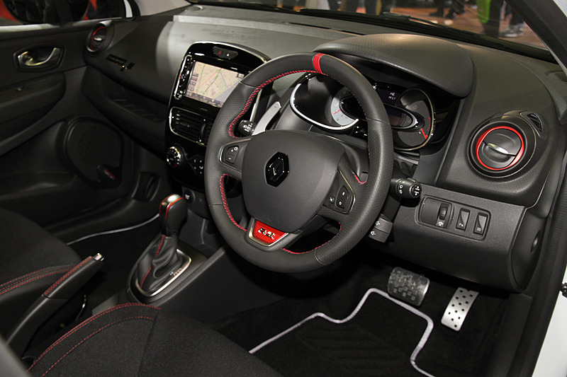 トランスミッションは6速EDCを採用し、サーキットから公道まで思いのままに操る楽しさを味わえる