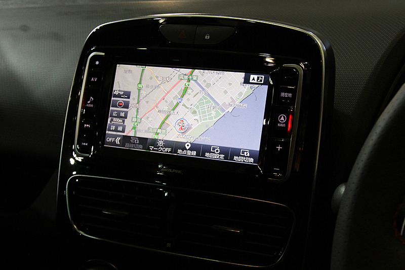 トランスミッションは6速EDCを採用し、サーキットから公道まで思いのままに操る楽しさを味わえる