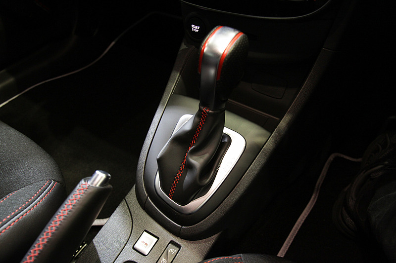トランスミッションは6速EDCを採用し、サーキットから公道まで思いのままに操る楽しさを味わえる
