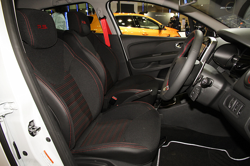 身体をしっかりとホールドしてくれるシートを採用。シートベルトはインパクトの強いレッド