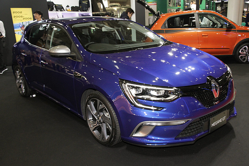 2017年11月に発売された新型メガーヌ GTは、先進のテクノロジーを凝縮して搭載したルノー・スポールのチャレンジングスピリットを具現化させたモデル。ボディサイズは4395×1815×1435mm（全長×全幅×全高）、ホイールベースは2670mm