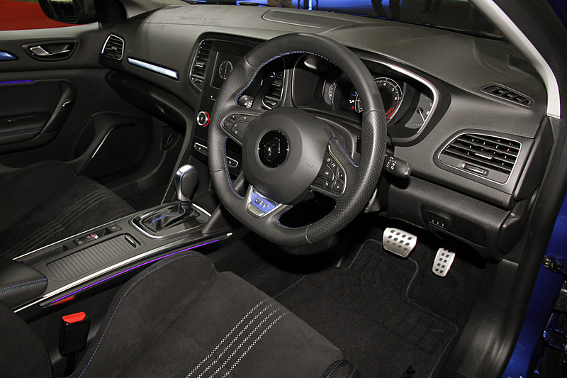 トランスミッションに7速DCTの「7EDC（エフィシエントデュアルクラッチ）」を採用し、4輪操舵システム「4コントロールテクノロジー」を搭載。コーナーレスポンスが革新的に素早くなり、理想のラインを描いてコーナーを駆け抜けられるという