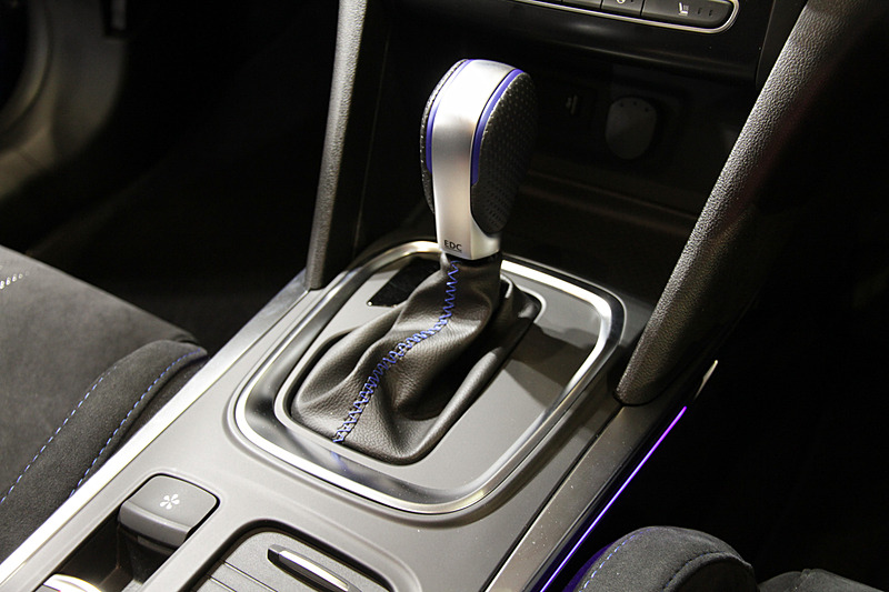 トランスミッションに7速DCTの「7EDC（エフィシエントデュアルクラッチ）」を採用し、4輪操舵システム「4コントロールテクノロジー」を搭載。コーナーレスポンスが革新的に素早くなり、理想のラインを描いてコーナーを駆け抜けられるという