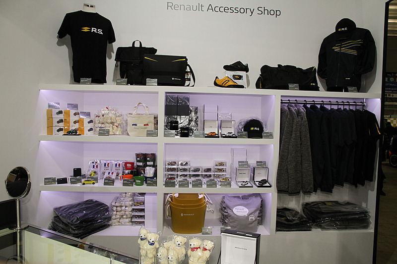 ルノー オリジナルアクセサリーのショップも併設。なかには割引価格で提供される限定商品のお宝も