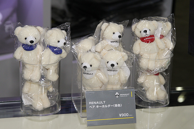 ルノー オリジナルアクセサリーのショップも併設。なかには割引価格で提供される限定商品のお宝も