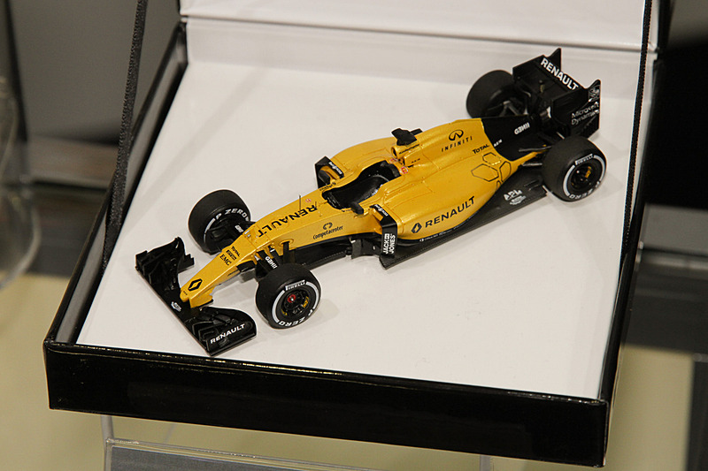 ルノー オリジナルアクセサリーのショップも併設。なかには割引価格で提供される限定商品のお宝も